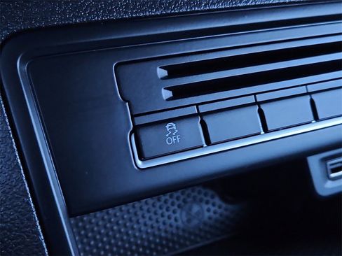 Used 2017 Volkswagen Tiguan Limited w/ Premium Package image 16