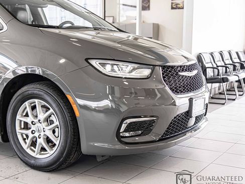 Used 2022 Chrysler Pacifica Touring-L image 4