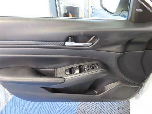Used 2025 Nissan Altima 2.5 SV FWD image 15