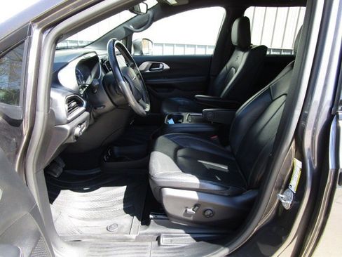 Used 2020 Chrysler Pacifica Touring-L Plus w/ S Appearance Package FWD image 16