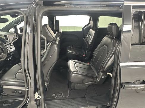 Used 2025 Chrysler Pacifica Select FWD image 16