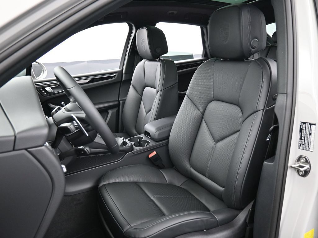 Certified 2026 Porsche Macan AWD/4WD image 5