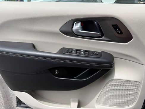Used 2023 Chrysler Pacifica Touring-L FWD image 38