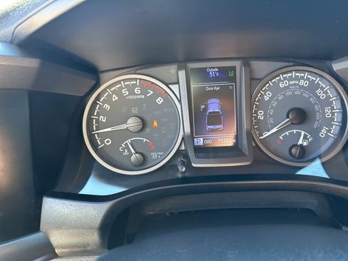 Used 2021 Toyota Tacoma TRD Off-Road image 13