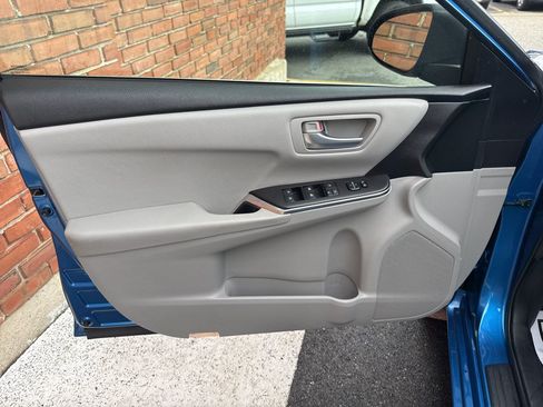 Used 2017 Toyota Camry SE w/ Moonroof Package FWD image 33