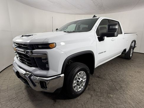 Used 2025 Chevrolet Silverado 2500 LT w/ Convenience Package AWD/4WD image 3