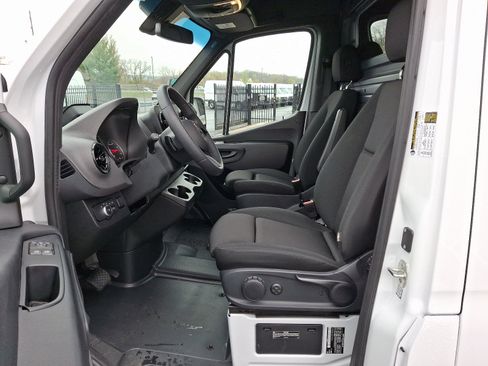 Used 2025 Mercedes-Benz Sprinter 2500 image 15