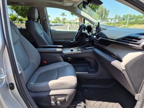 Used 2022 Toyota Sienna Limited FWD image 19