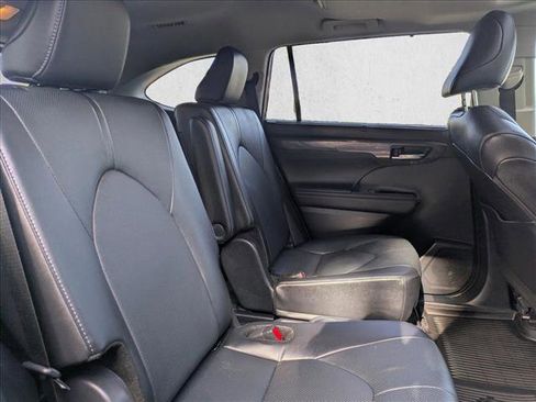 Used 2024 Toyota Highlander Limited image 19