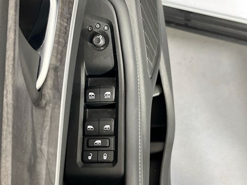 Used 2023 Jeep Grand Cherokee Limited AWD/4WD image 18
