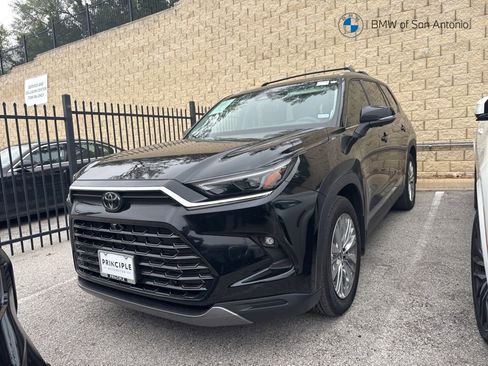 Used 2025 Toyota Grand Highlander AWD image 1