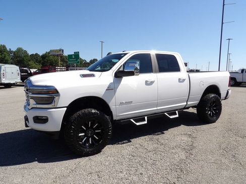 Used 2026 RAM 2500 Laramie AWD/4WD image 3