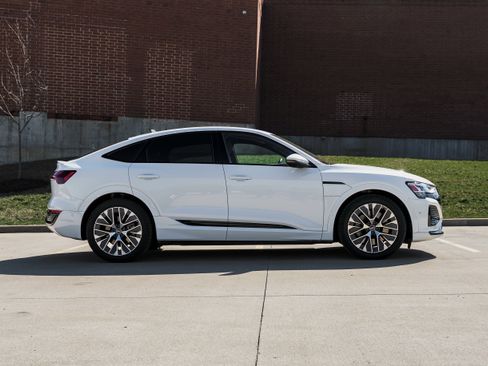 Certified 2024 Audi Q8 e-tron Premium Plus w/ Premium Plus Package image 3