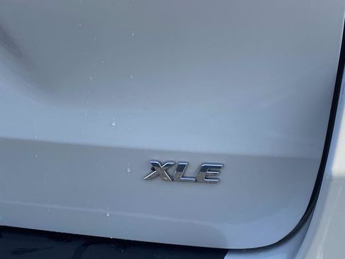 Used 2017 Toyota Sienna XLE w/ XLE Navigation Package FWD image 7