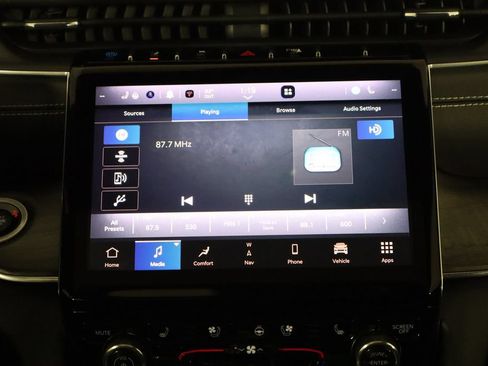 Used 2023 Jeep Grand Cherokee Overland w/ Luxury Tech Group IV AWD/4WD image 30