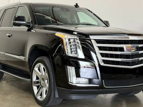 Used 2019 Cadillac Escalade Luxury RWD image 2