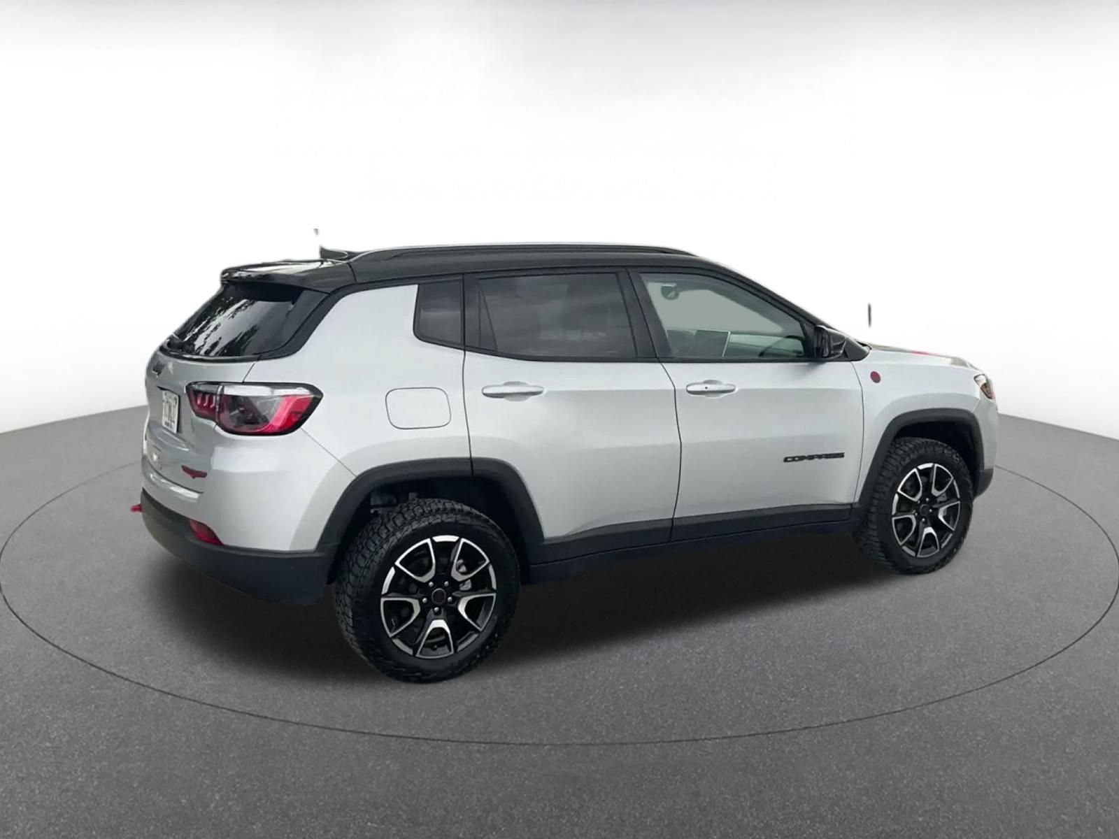 Used 2025 Jeep Compass Trailhawk AWD/4WD image 13