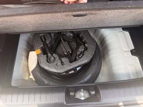 Used 2025 Hyundai Venue SEL FWD image 29