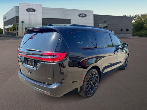 Used 2026 Chrysler Pacifica Limited w/ S Appearance Package FWD image 9