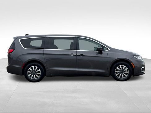 Used 2023 Chrysler Pacifica Touring-L FWD image 6