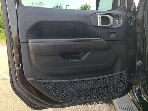 Used 2018 Jeep Wrangler Unlimited Sahara w/ Uconnect 4C Nav & Sound Group AWD/4WD image 11