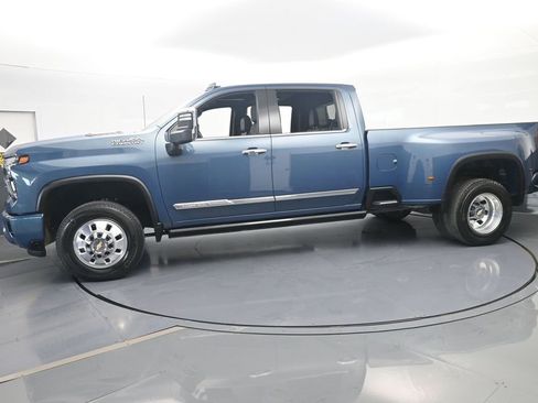 Used 2025 Chevrolet Silverado 3500 High Country w/ Technology Package AWD/4WD image 2