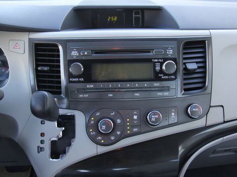 Used 2014 Toyota Sienna L image 13