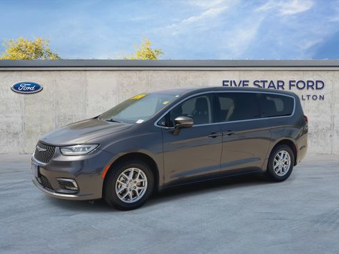 Used 2023 Chrysler Pacifica Touring-L FWD image 4