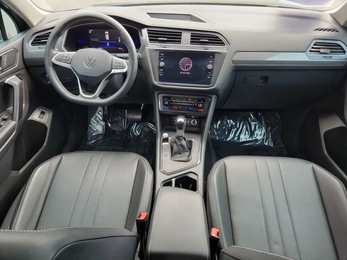 Used 2022 Volkswagen Tiguan SE w/ Panoramic Sunroof Package image 13