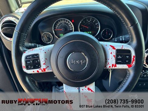 Used 2016 Jeep Wrangler Unlimited Rubicon w/ Dual Top Group AWD/4WD image 17