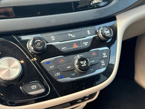Used 2018 Chrysler Pacifica Touring-L FWD image 21