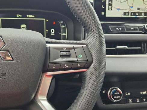 New 2025 Mitsubishi Outlander SE image 29