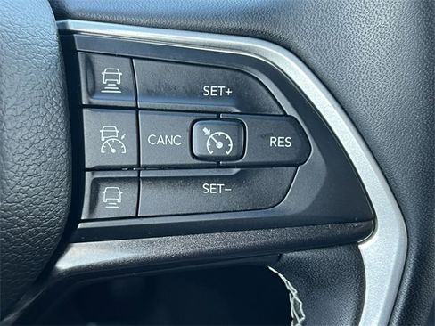 Used 2023 Jeep Grand Cherokee Laredo image 21