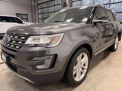 Used 2017 Ford Explorer XLT w/ Equipment Group 202A image 4