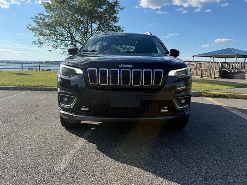 Used 2019 Jeep Cherokee Overland w/ Technology Group AWD/4WD image 2
