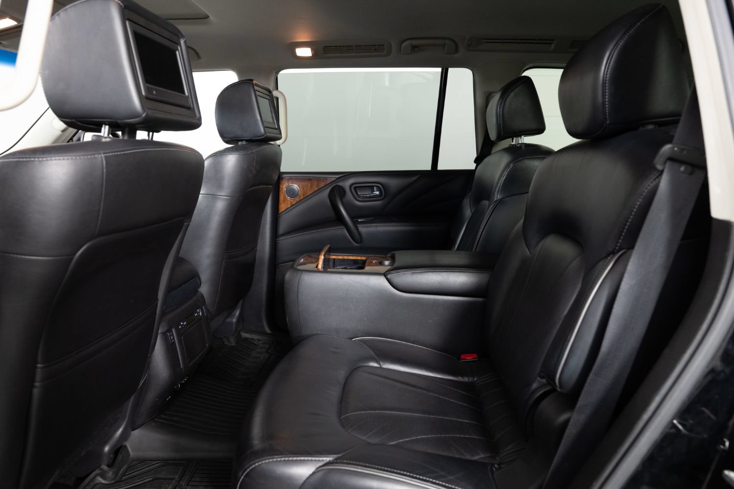 Used 2016 INFINITI QX80 4WD w/ Deluxe Technology Package image 18
