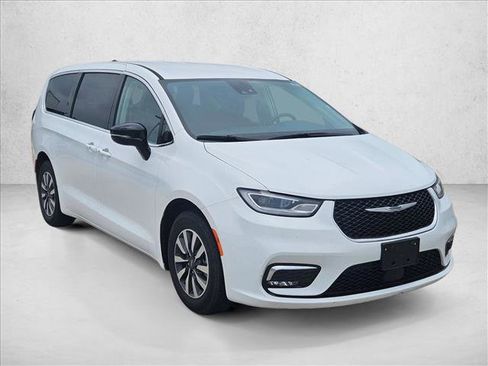 Used 2024 Chrysler Pacifica Limited FWD image 3