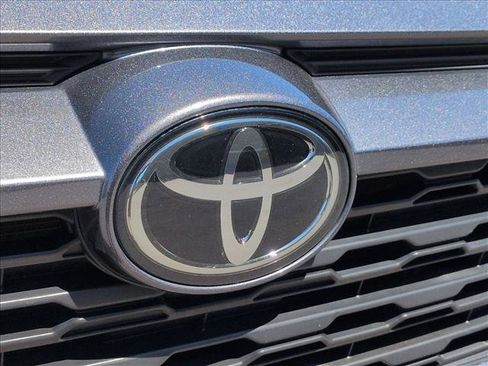 Used 2021 Toyota RAV4 LE AWD/4WD image 29