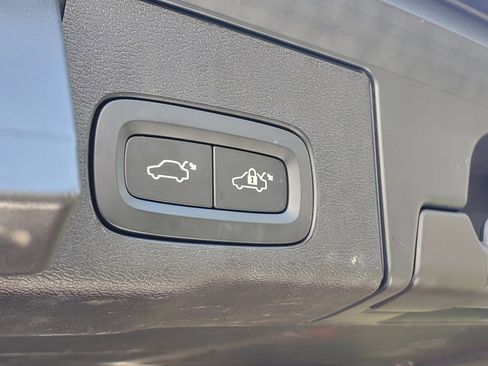 Certified 2022 Volvo XC60 B5 R-Design w/ Advanced Package image 8