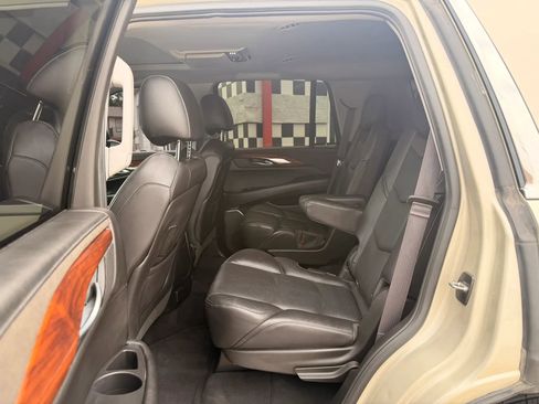 Used 2016 Cadillac Escalade Luxury AWD/4WD image 28