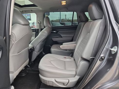 Used 2021 Toyota Highlander XLE image 22