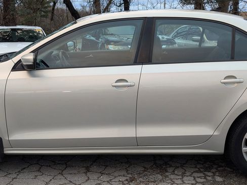 Used 2011 Volkswagen Jetta SE image 3