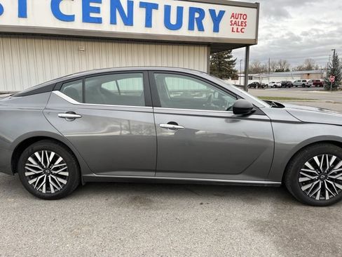 Used 2024 Nissan Altima 2.5 SV image 13
