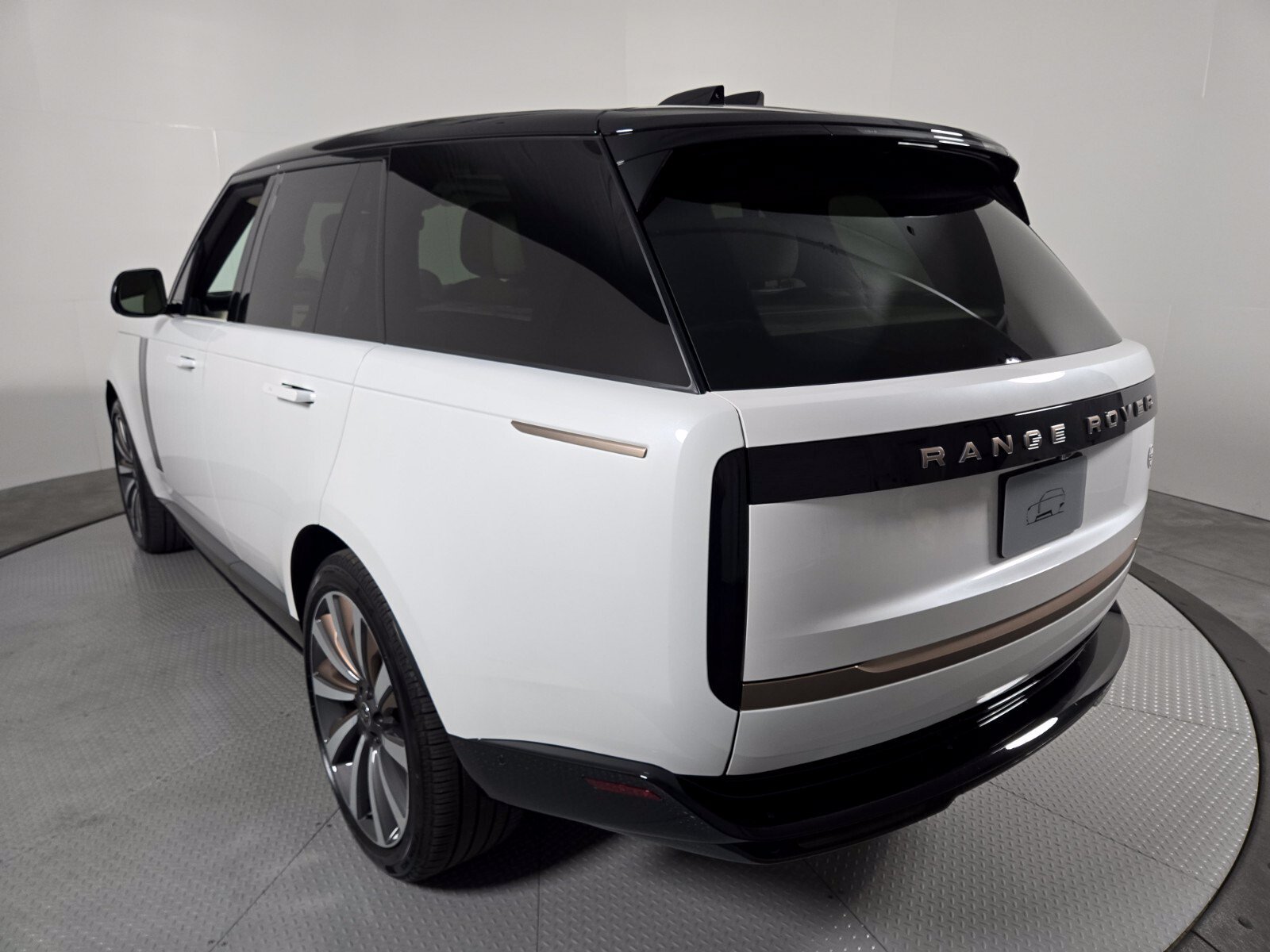 Used 2025 Land Rover Range Rover SV AWD/4WD image 17