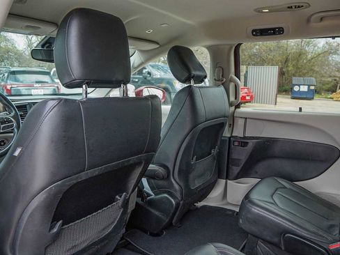 Used 2019 Chrysler Pacifica Touring-L image 26