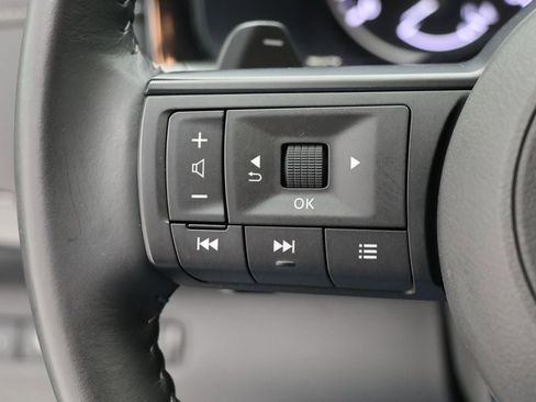 Used 2024 Nissan Pathfinder SV image 18