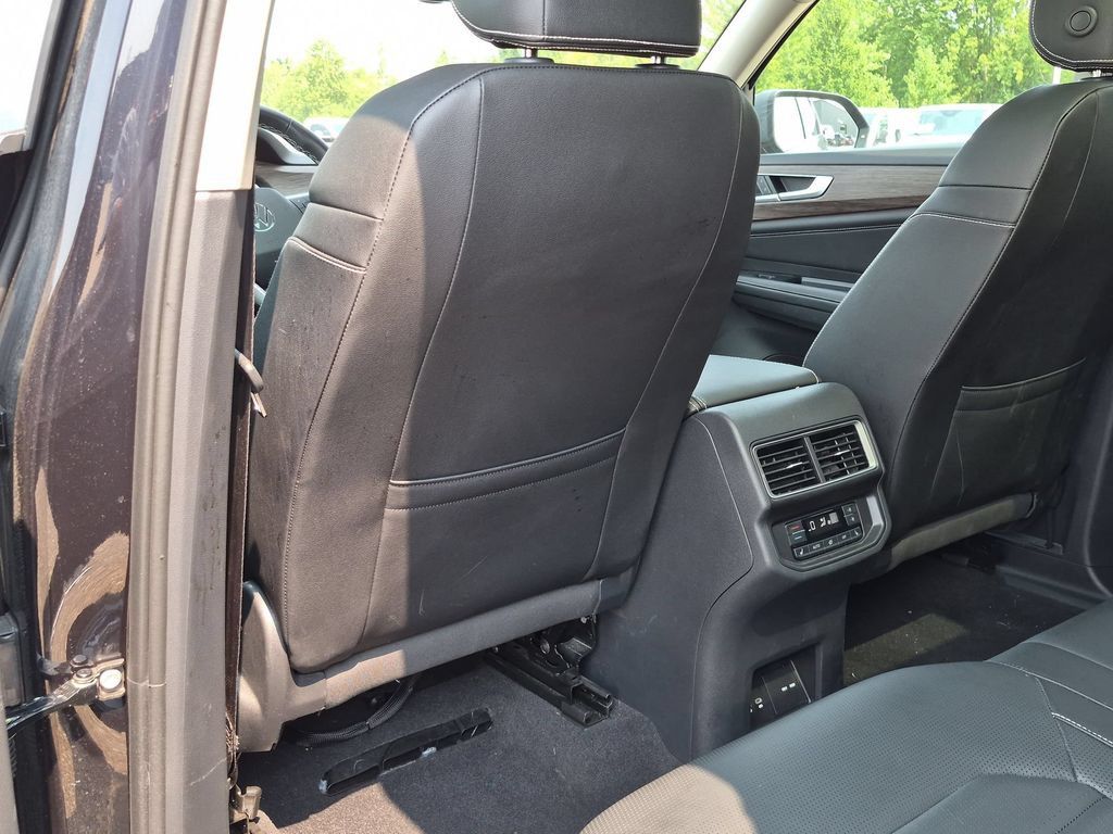 Used 2025 Volkswagen Atlas SEL AWD/4WD image 25