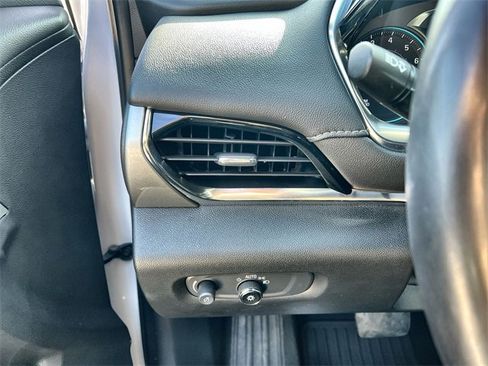 Used 2022 Chevrolet Traverse LT image 17