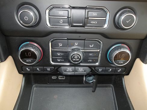 Used 2021 Chevrolet Tahoe Premier w/ Premium Package image 26