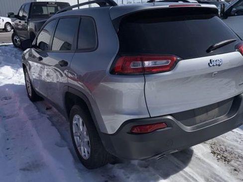 Used 2017 Jeep Cherokee Sport image 4